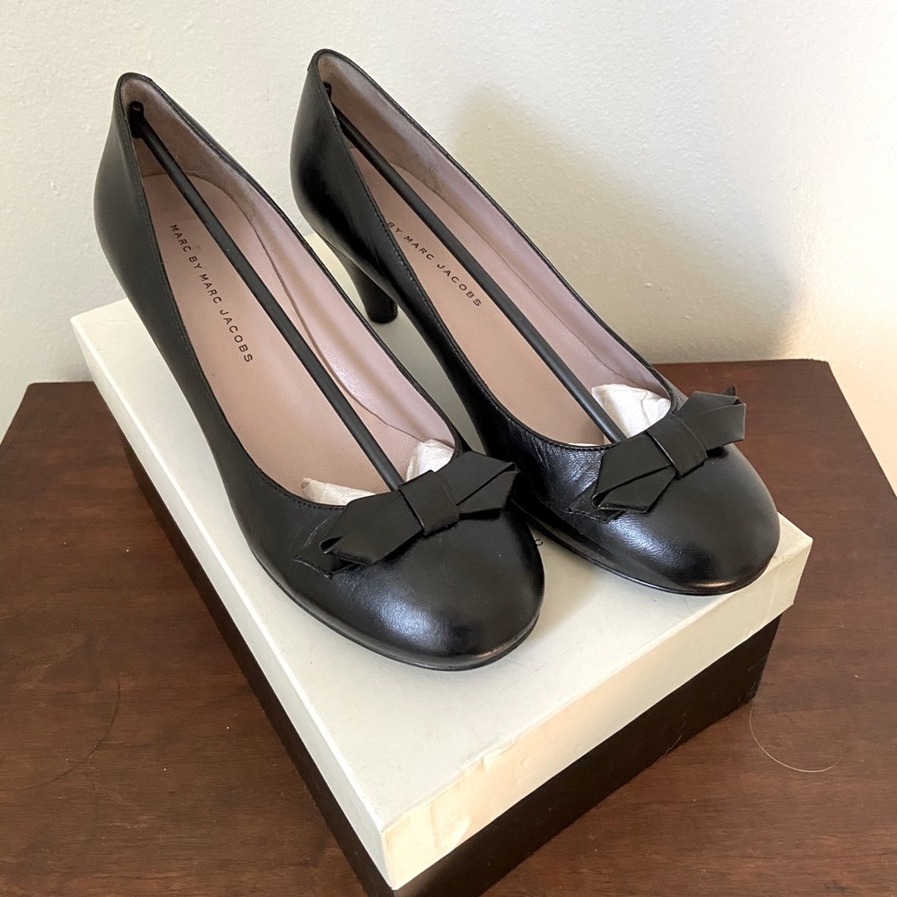 Marc by Marc Jacobs black bow ballet kitten heels size 38 / 7.5, EUC and clean